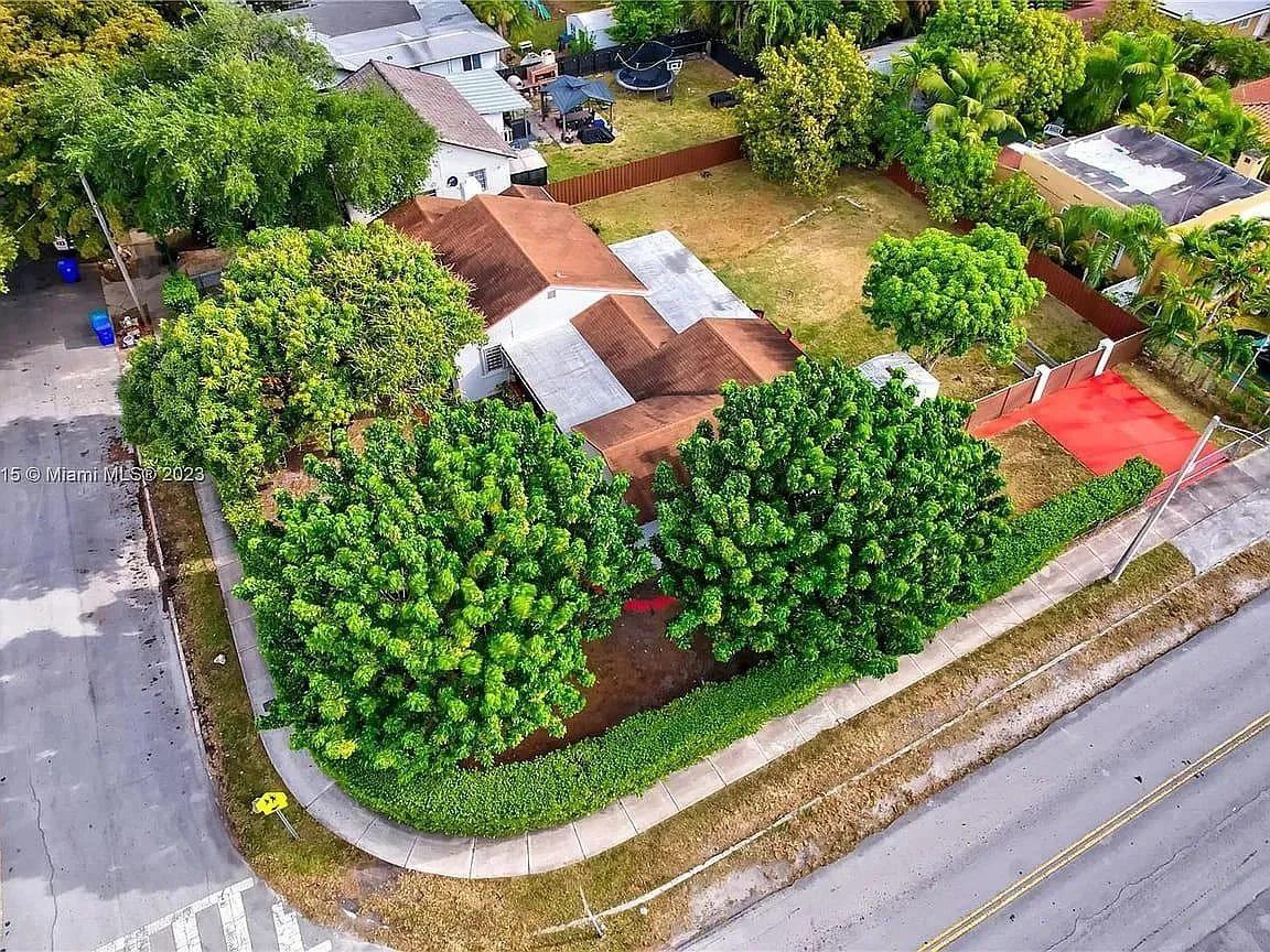 Noble Gables - Photo 4 of 4