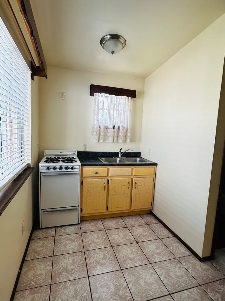 2221 Bassett Ave - Photo 2 of 10