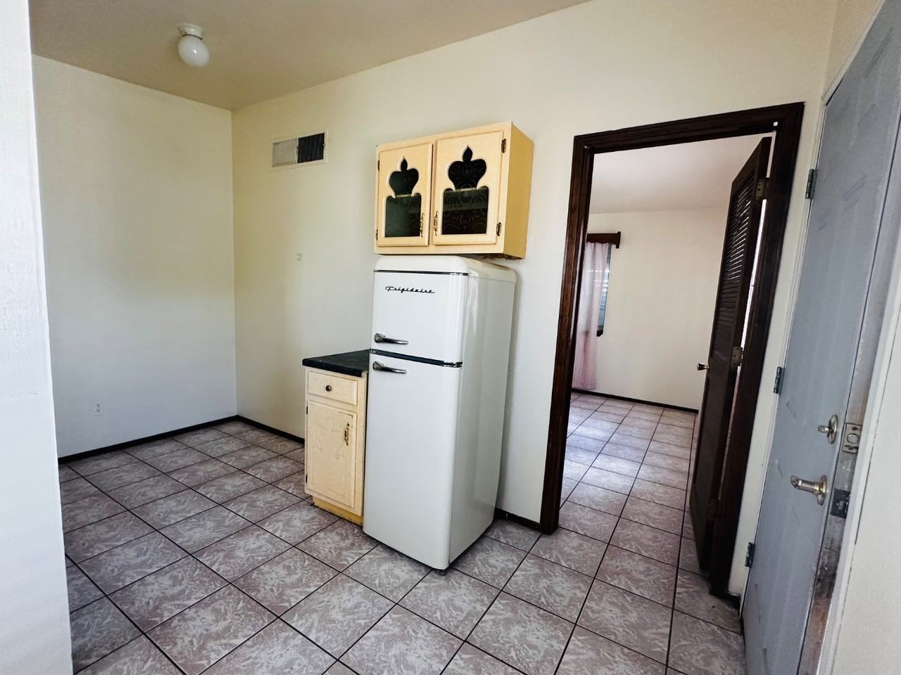 2221 Bassett Ave - Photo 3 of 10