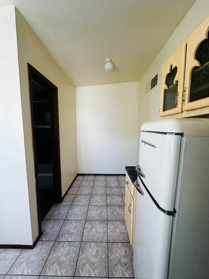 2221 Bassett Ave - Photo 4 of 10