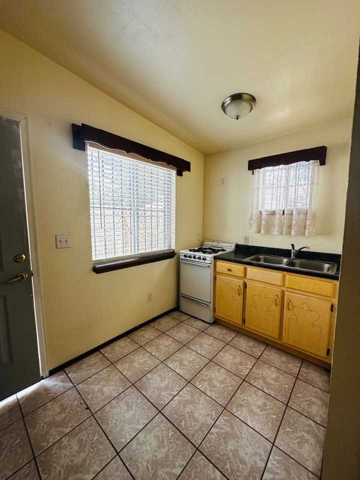 2221 Bassett Ave - Photo 7 of 10