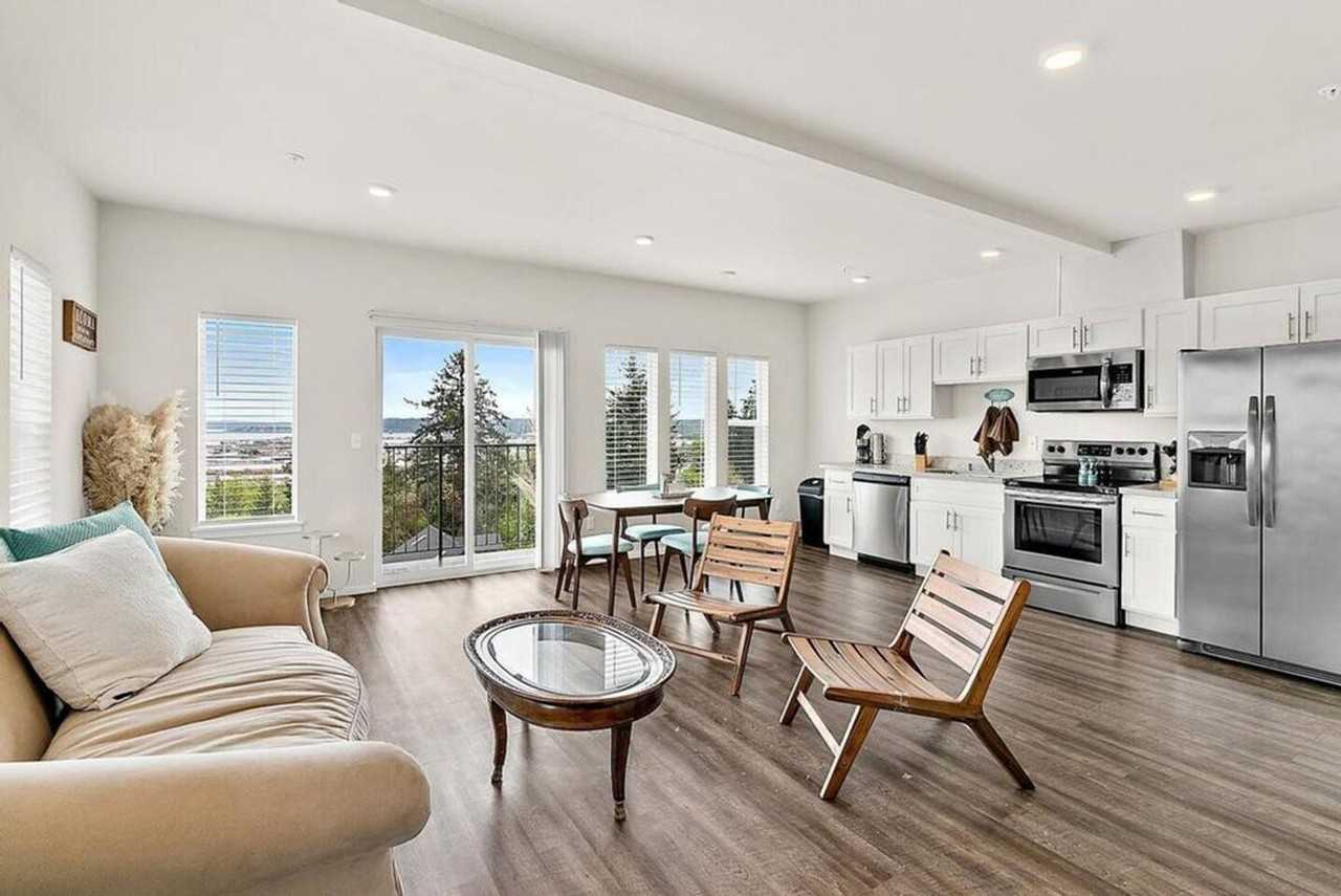 704 E Wright Ave #1296630P - Photo 3 of 50