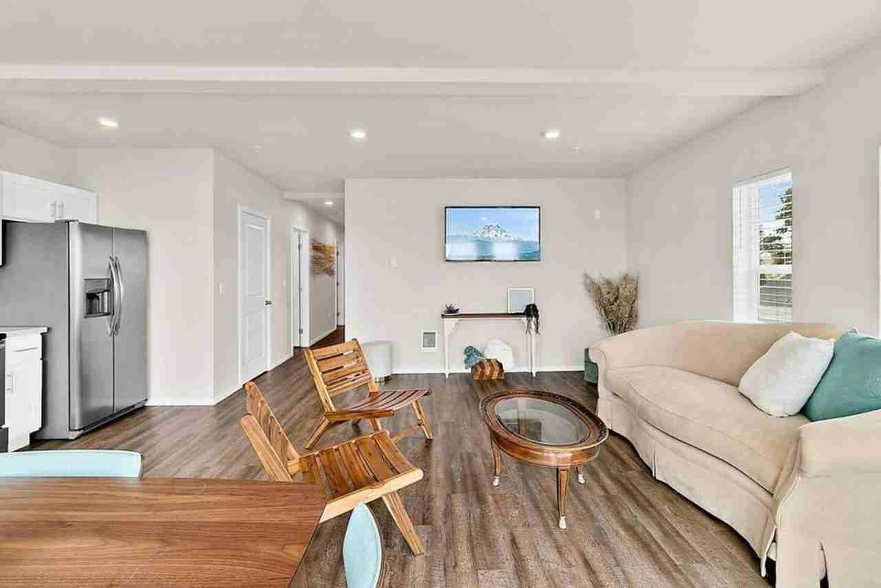 704 E Wright Ave #1296630P - Photo 4 of 50