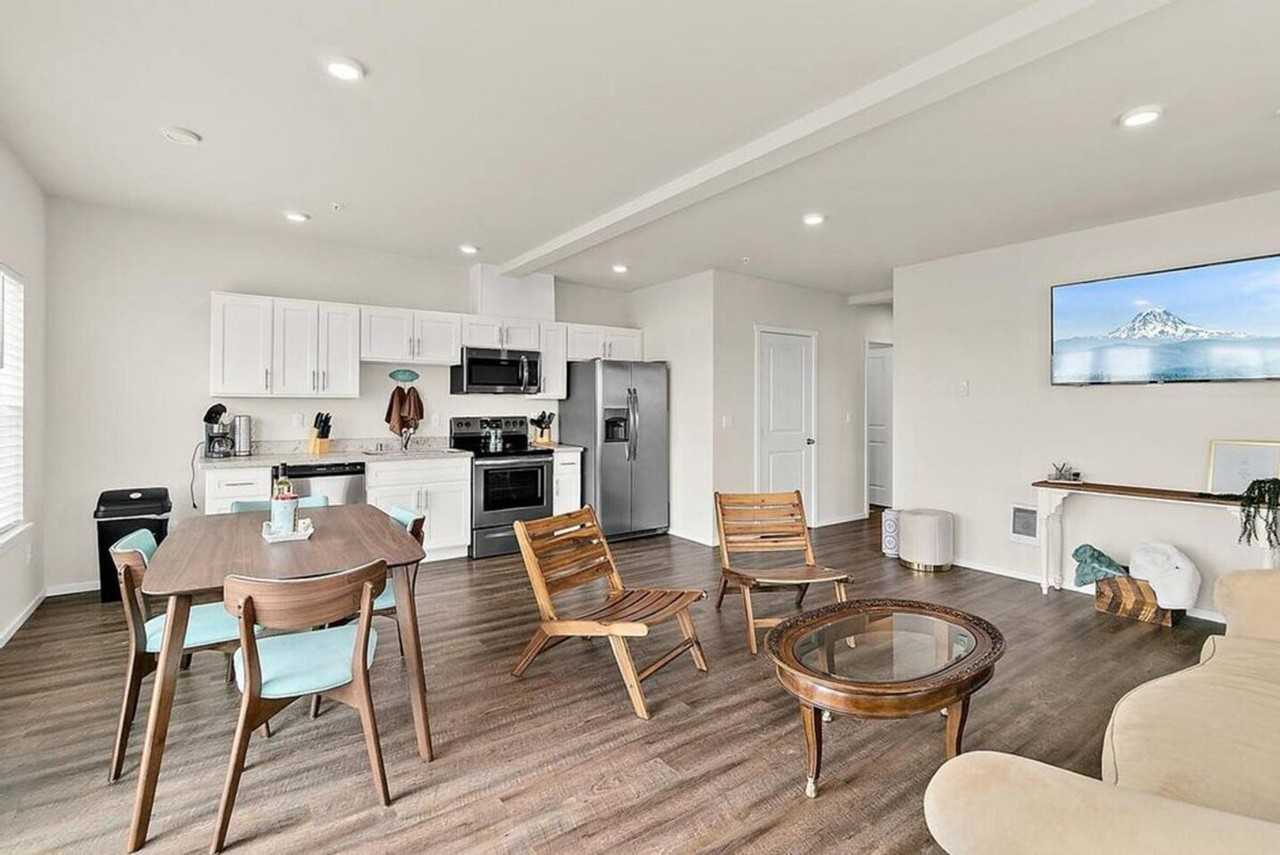 704 E Wright Ave #1296630P - Photo 5 of 50