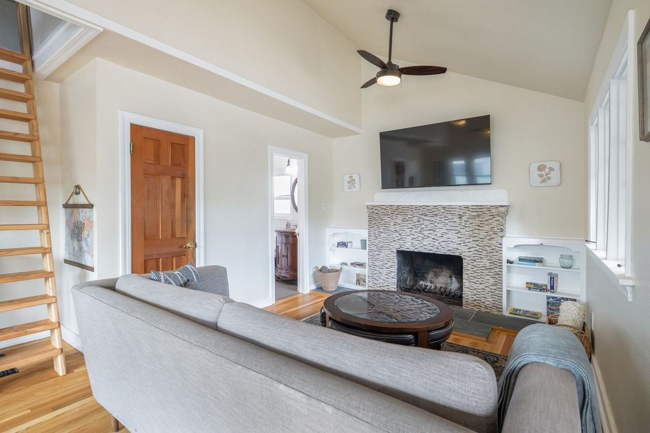 4045 45th Ave Sw #1299301P - Photo 4 of 33