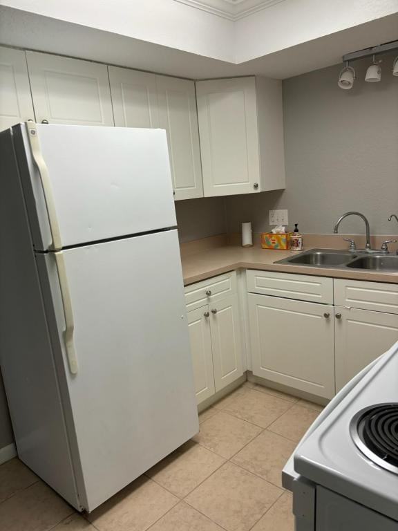 3913 Mission Dr - Photo 3 of 15