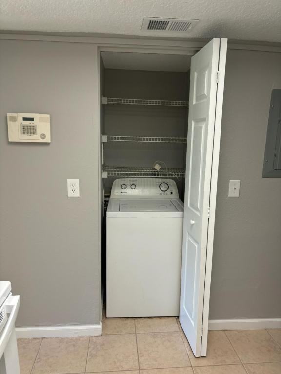 3913 Mission Dr - Photo 4 of 15