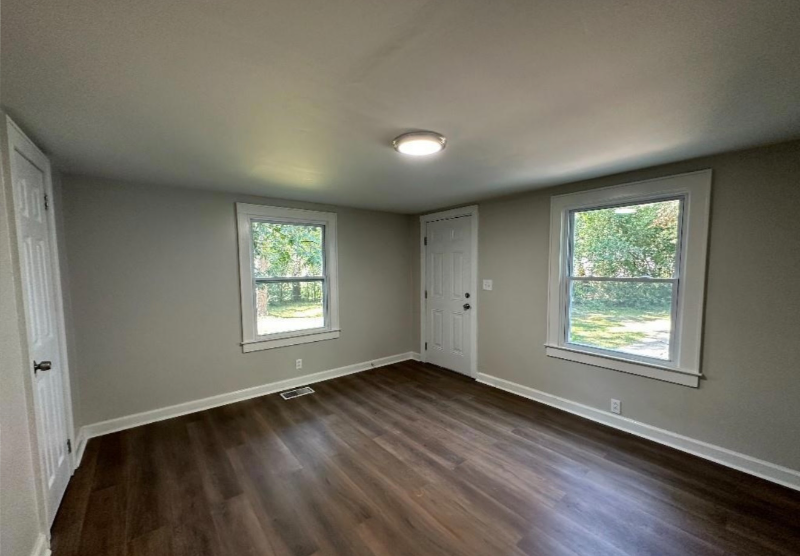 207 N Shelby St - Photo 3 of 14
