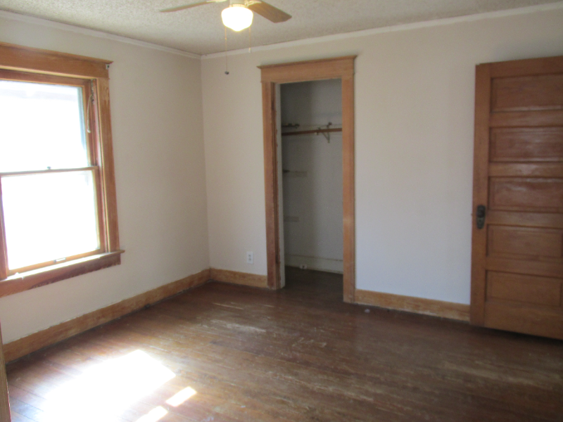 1206 Sw Boswell Ave - Photo 2 of 16