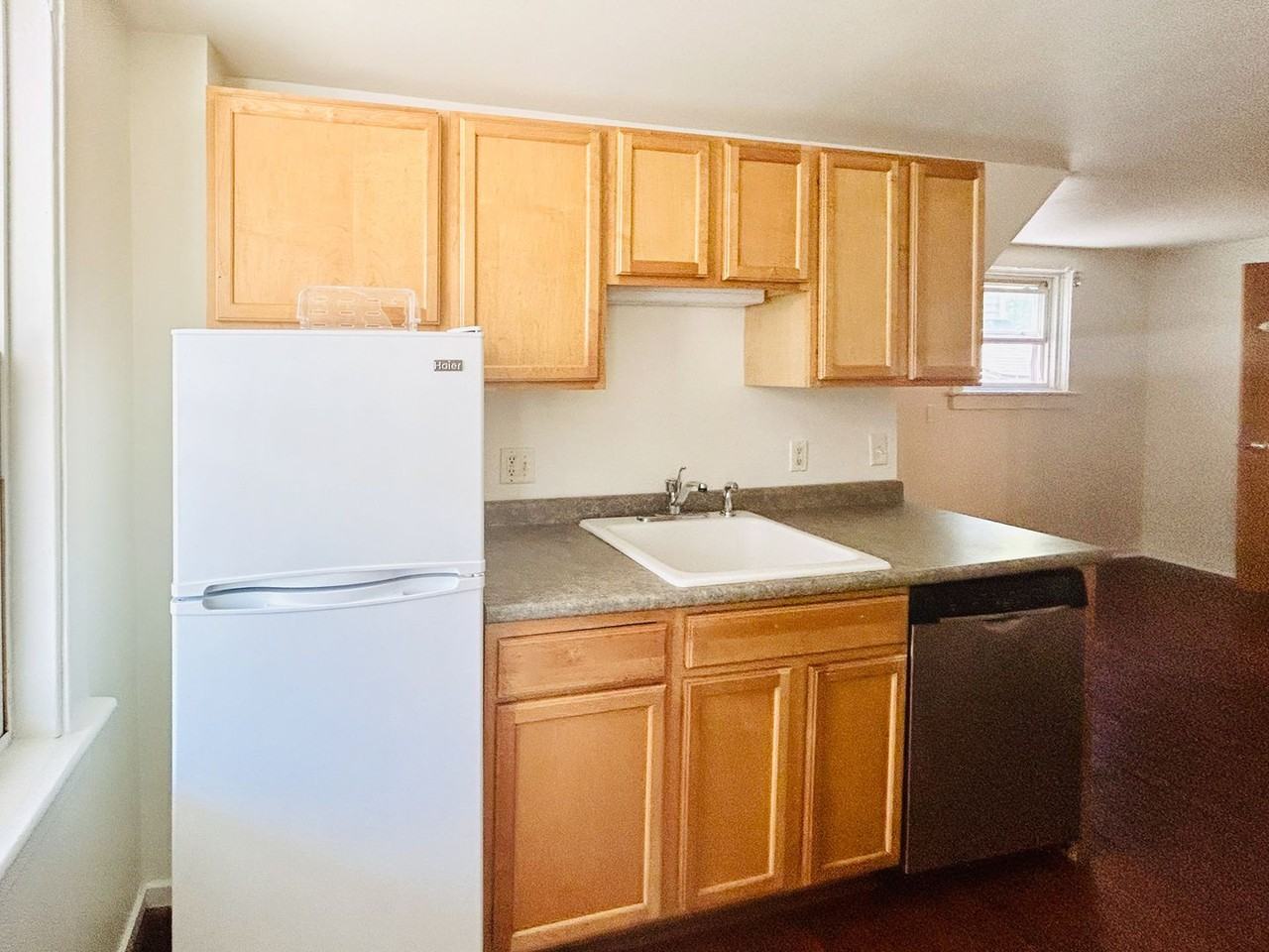 One-Bedroom Downtown Burlington Apartments Near UVM & Champlain College (116 Maple St) - Photo 5 of 23