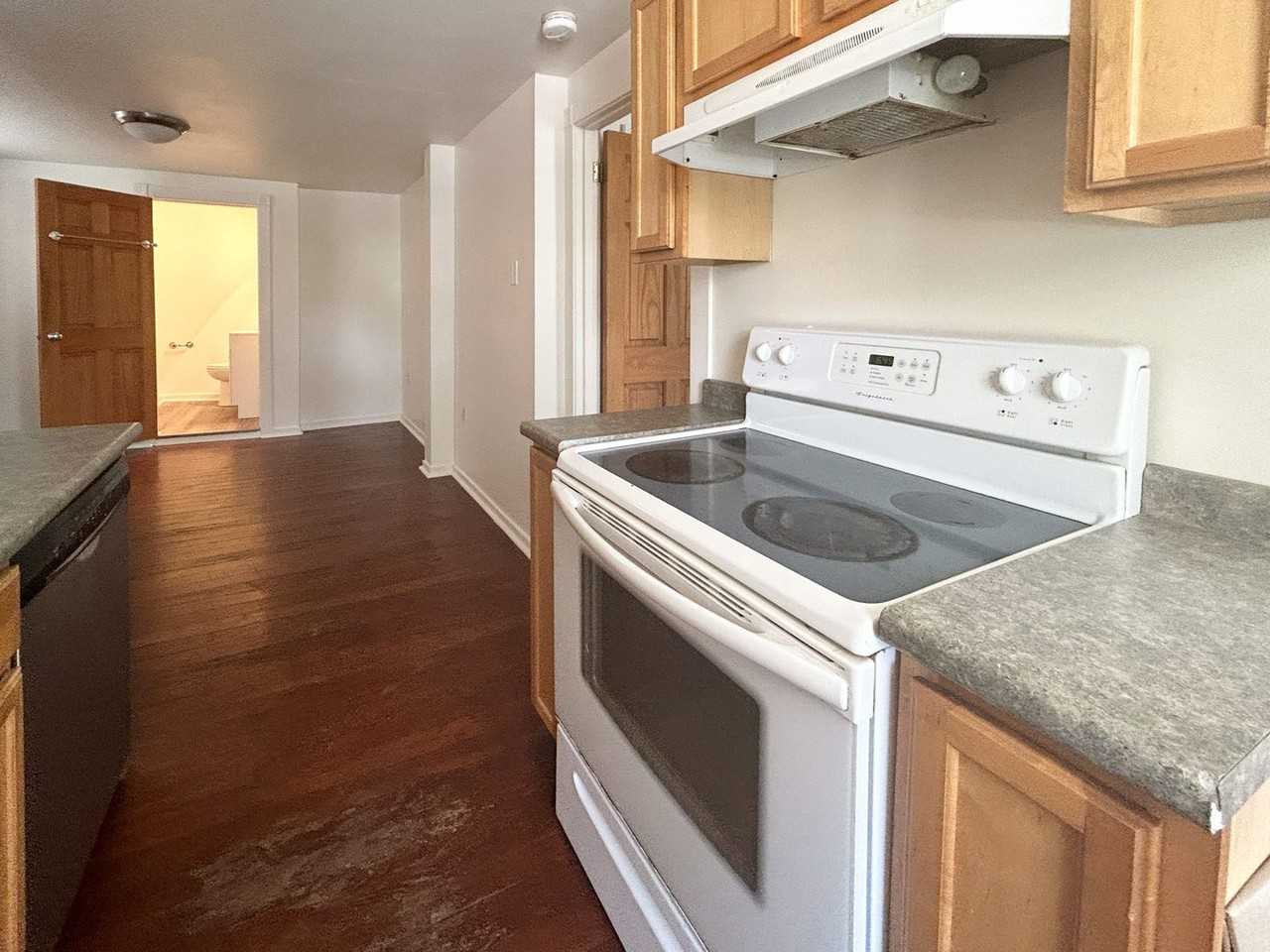 One-Bedroom Downtown Burlington Apartments Near UVM & Champlain College (116 Maple St) - Photo 6 of 23