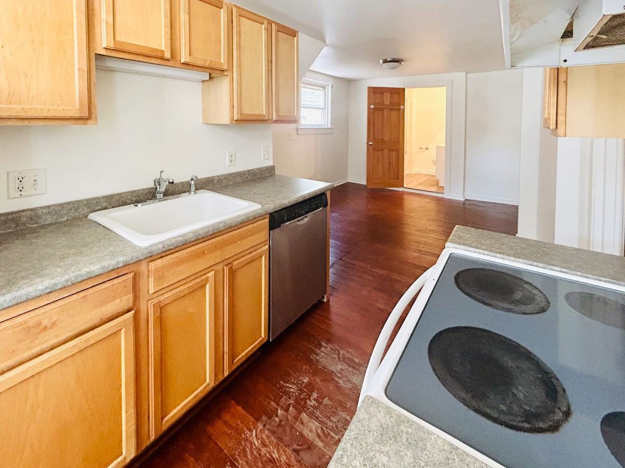 One-Bedroom Downtown Burlington Apartments Near UVM & Champlain College (116 Maple St) - Photo 7 of 23