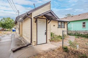 featured image of 413 1/2 W 15th St