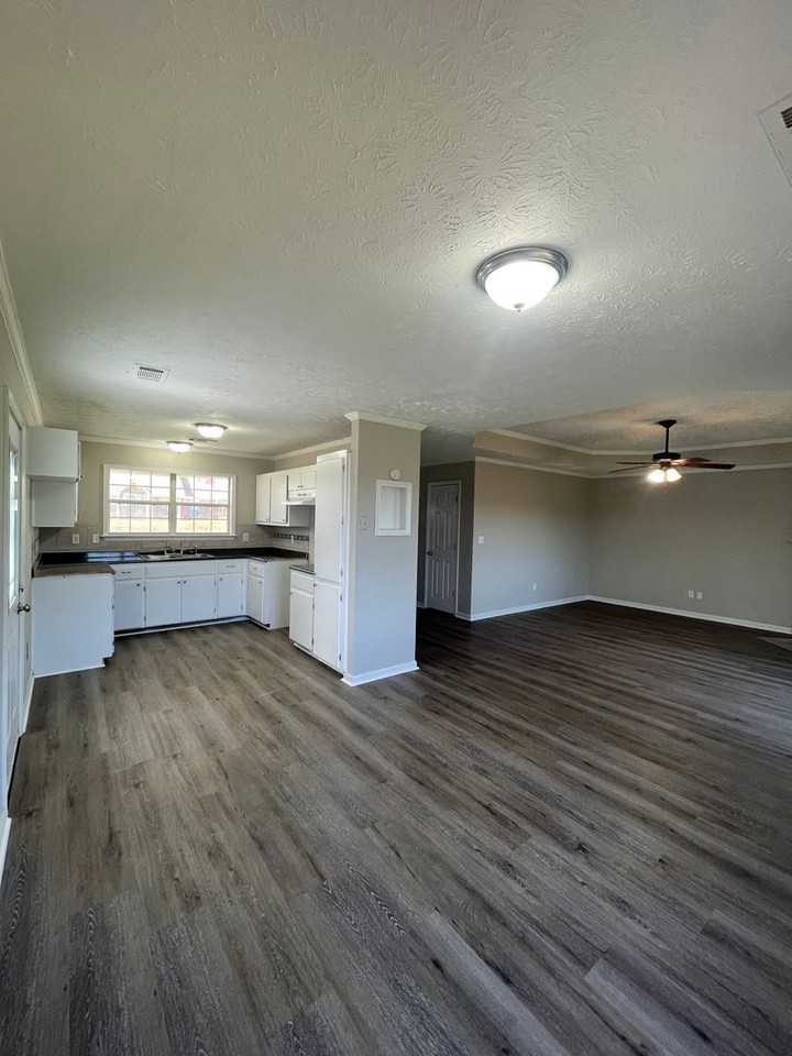 100 Spring Hollow Dr - Photo 2 of 8