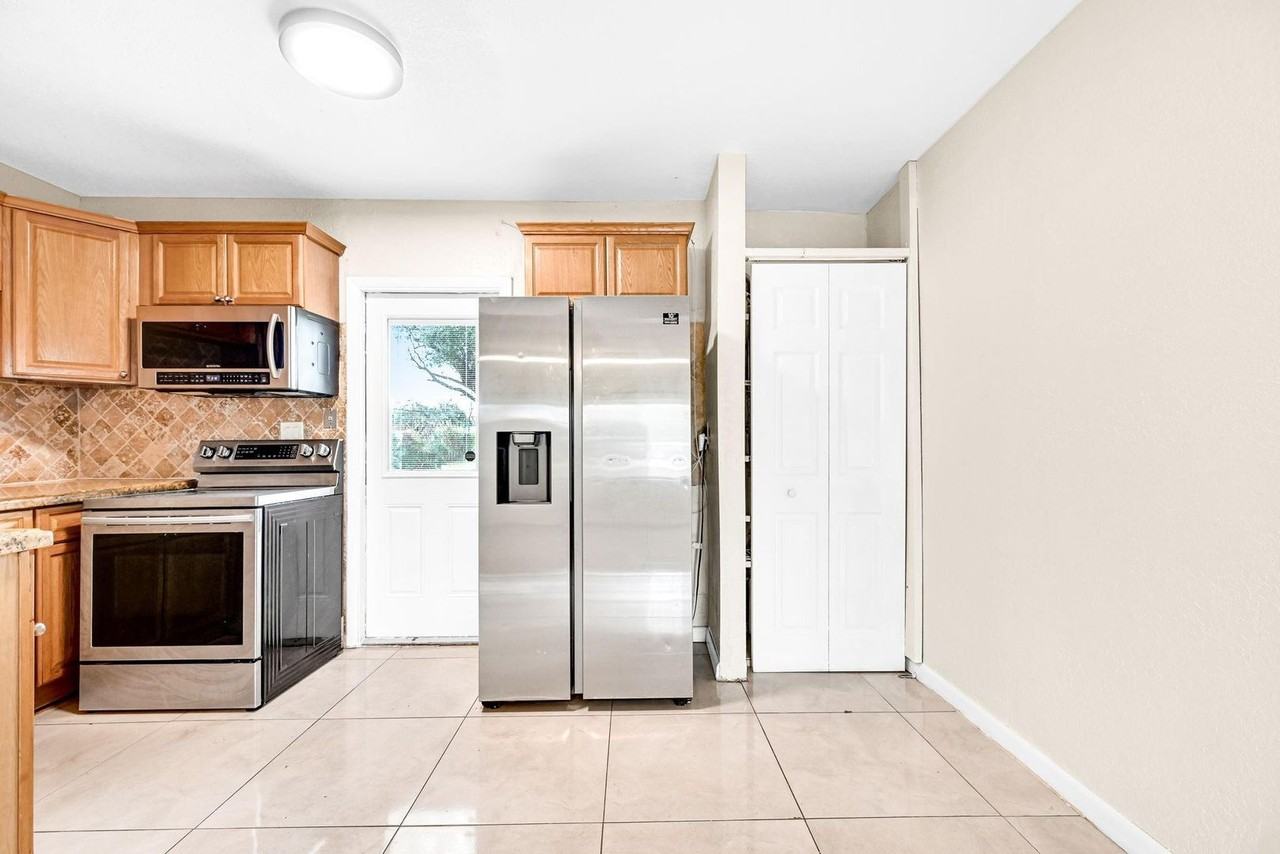15710 Nw 19th Ave - Photo 2 of 30