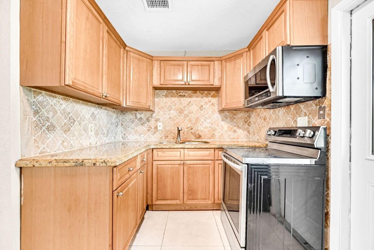 15710 Nw 19th Ave - Photo 3 of 30