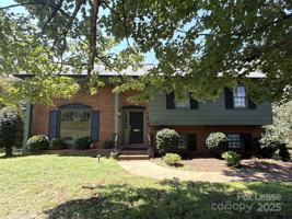 featured image of 1127 Queensgate St