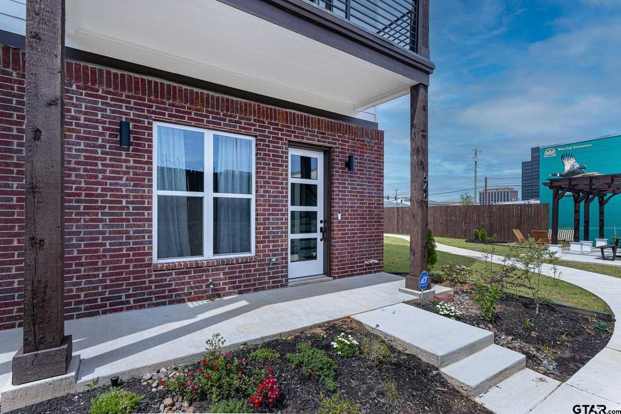 540 W Erwin St - Photo 3 of 27