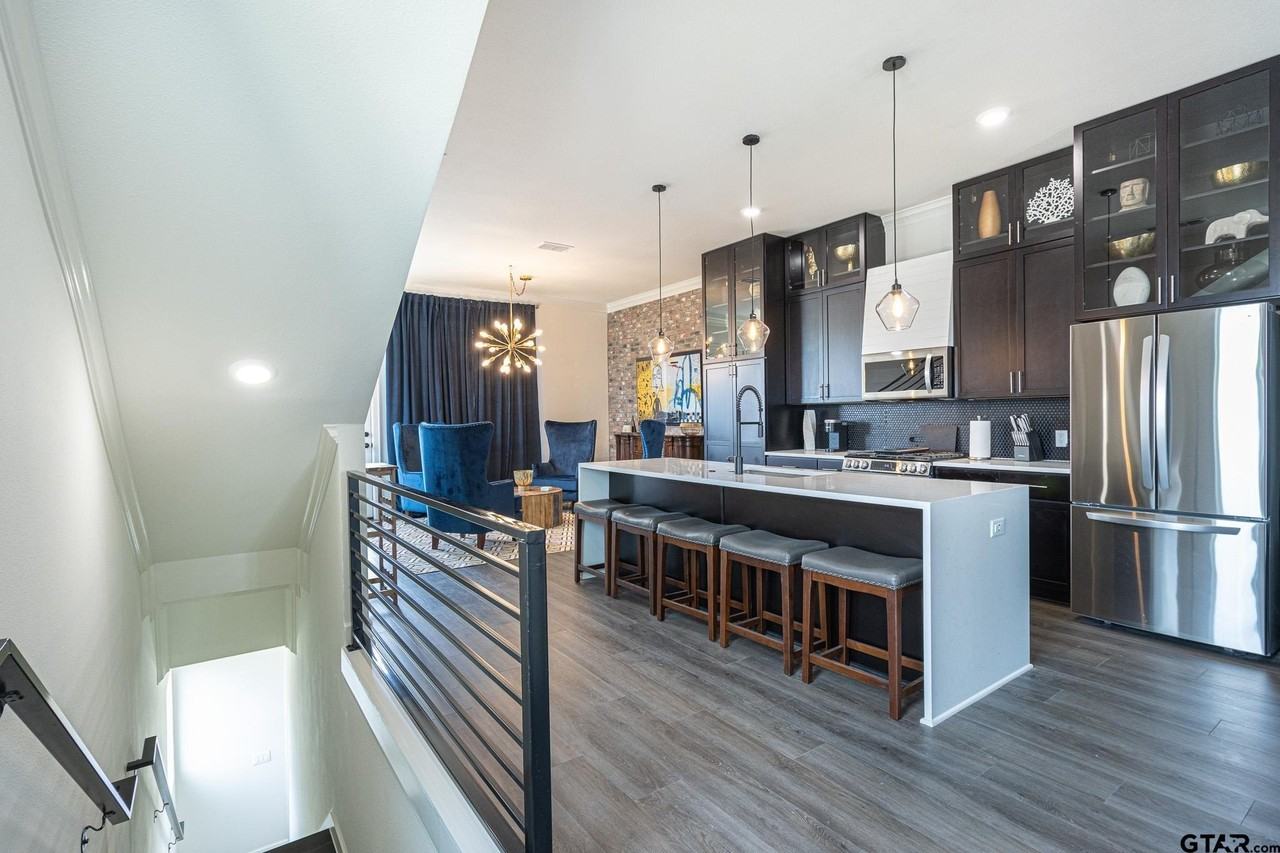 540 W Erwin St - Photo 5 of 27