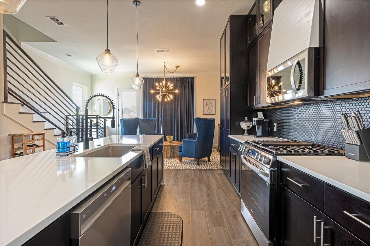 540 W Erwin St - Photo 6 of 27