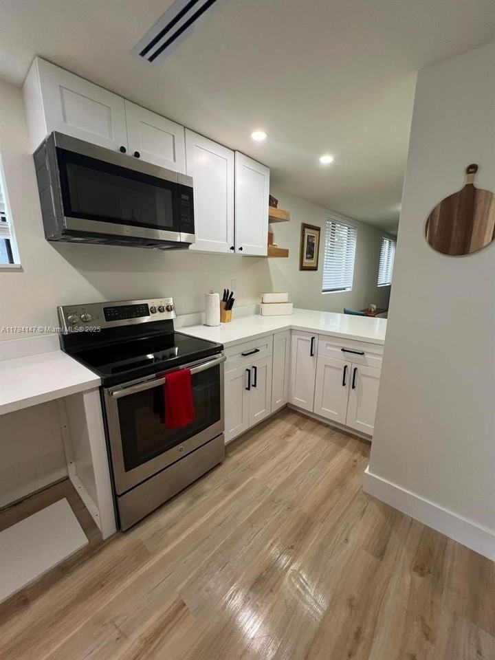 1244 Nw 32nd St #B - Photo 3 of 15