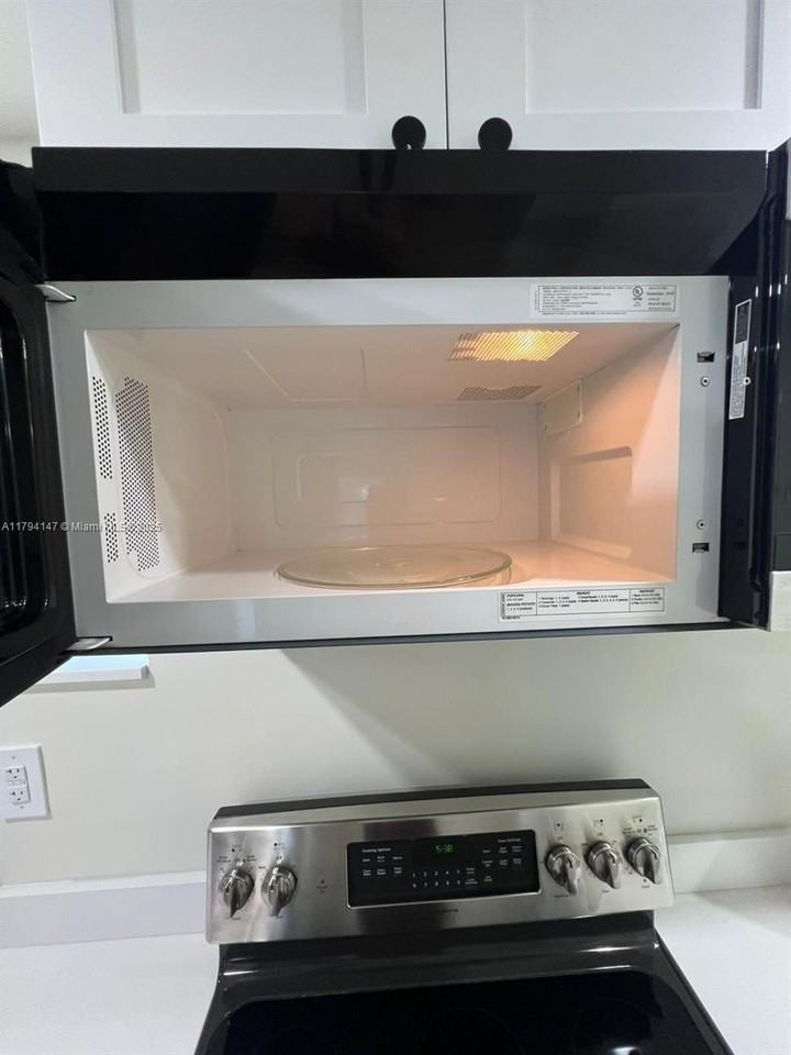 1244 Nw 32nd St #B - Photo 4 of 15