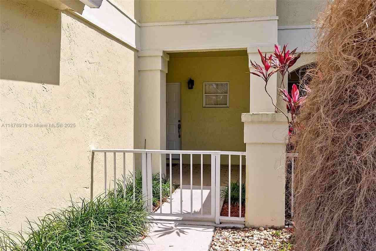 11828 Southwest 100th Street #0 - Photo 4 of 40