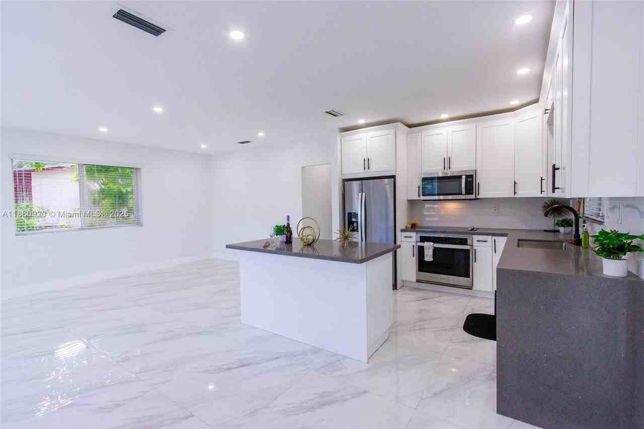 320 Ne 172nd St #0 - Photo 5 of 9