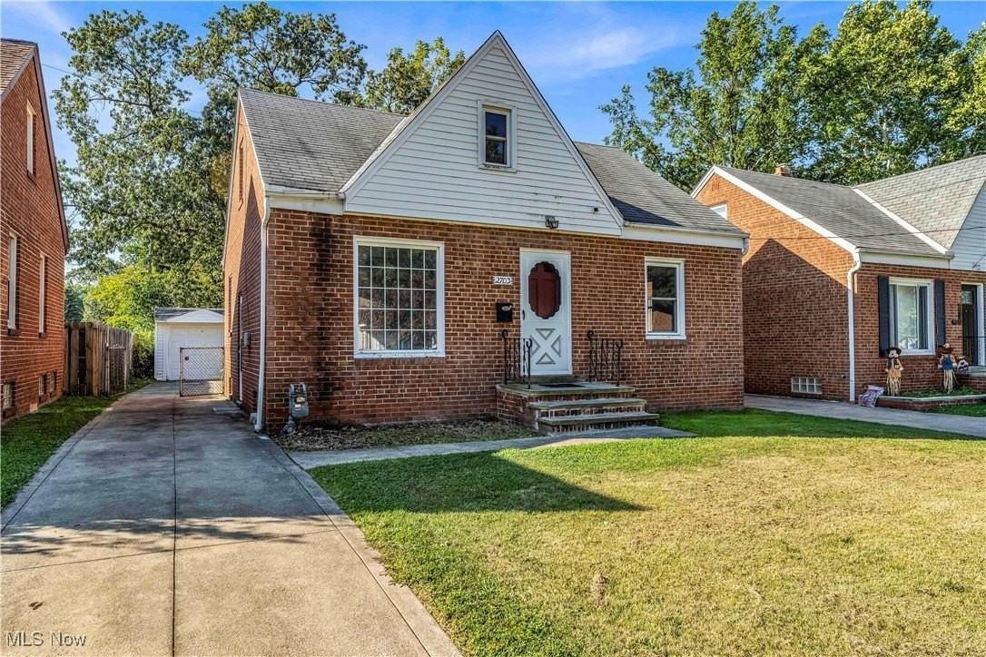 2703 Hearthstone Rd - Photo 2 of 25