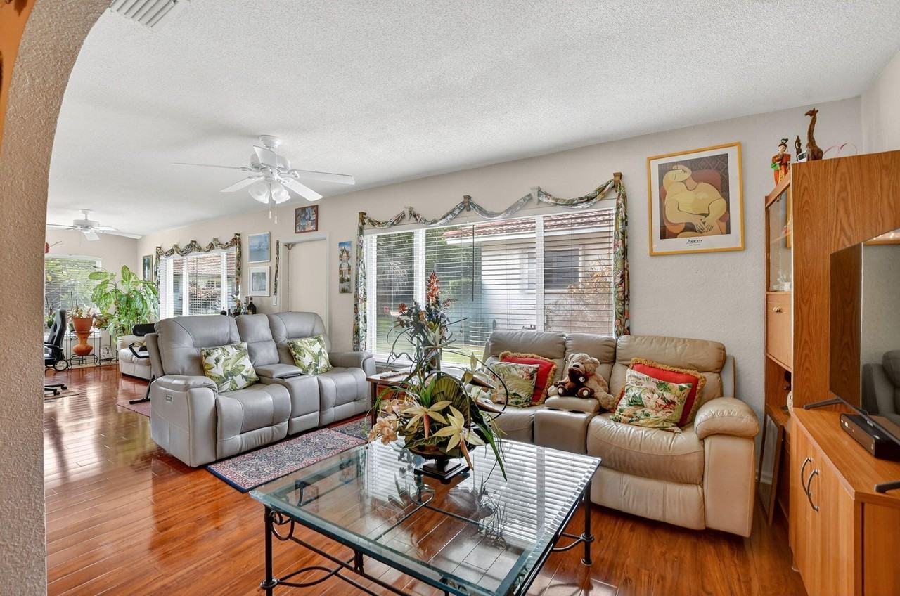 328 Nw 42nd St - Photo 2 of 29