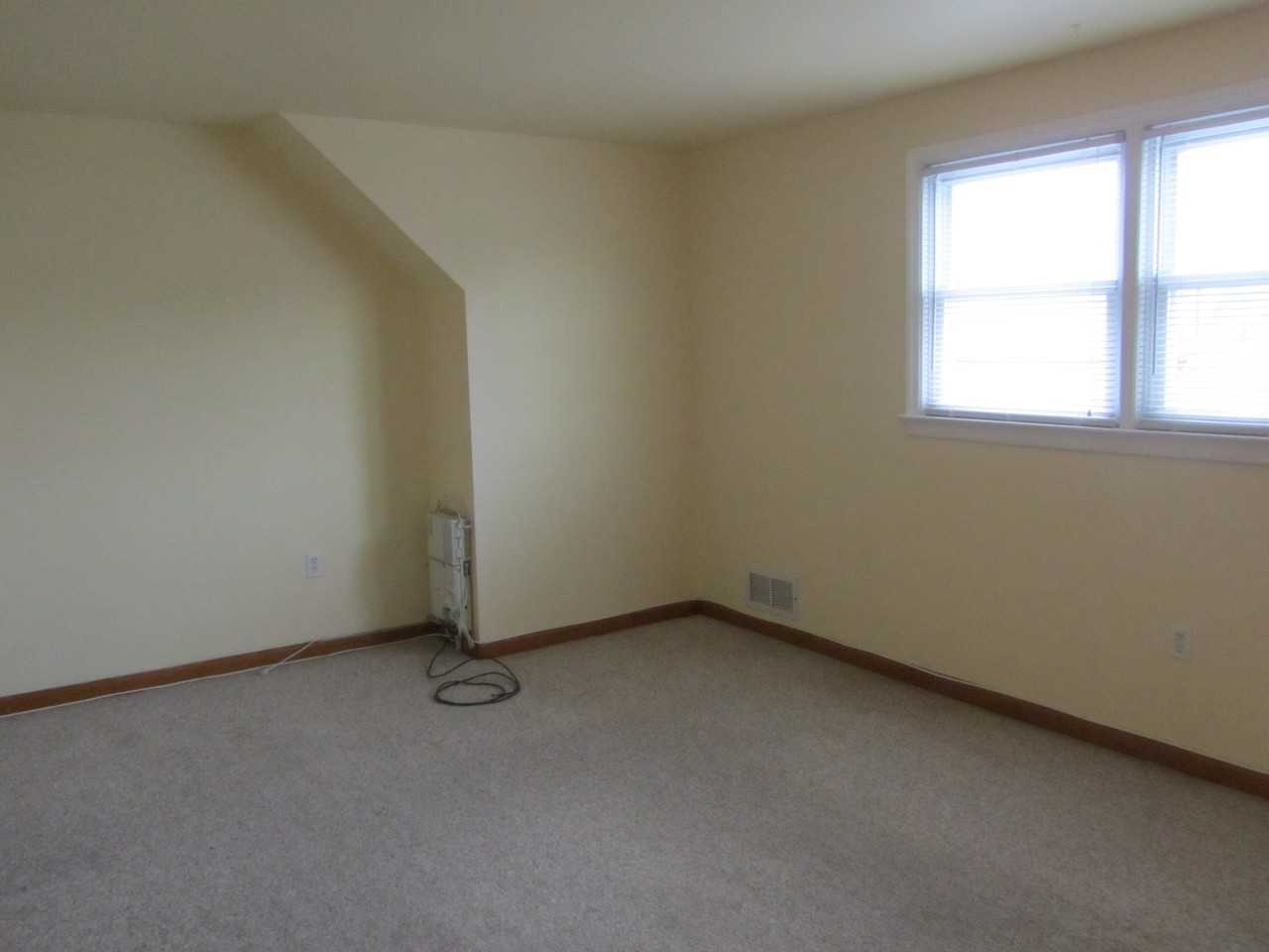 494 Hobson Ave 2nd Fl - Photo 3 of 5