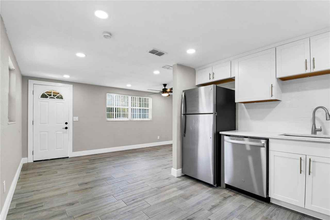 7614 Alvina St - Photo 4 of 23