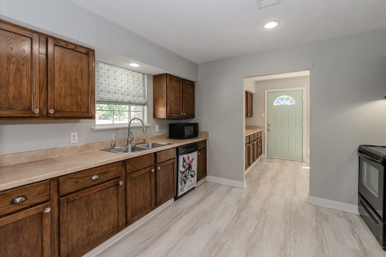 285 W Hartel St - Photo 7 of 27