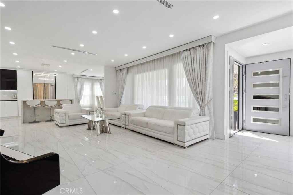 6502 Costello Ave - Photo 5 of 28