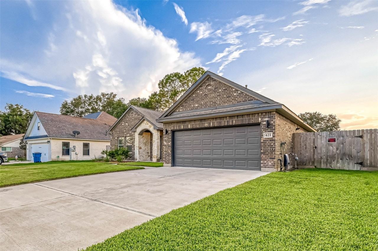 421 N Amherst Dr - Photo 2 of 23