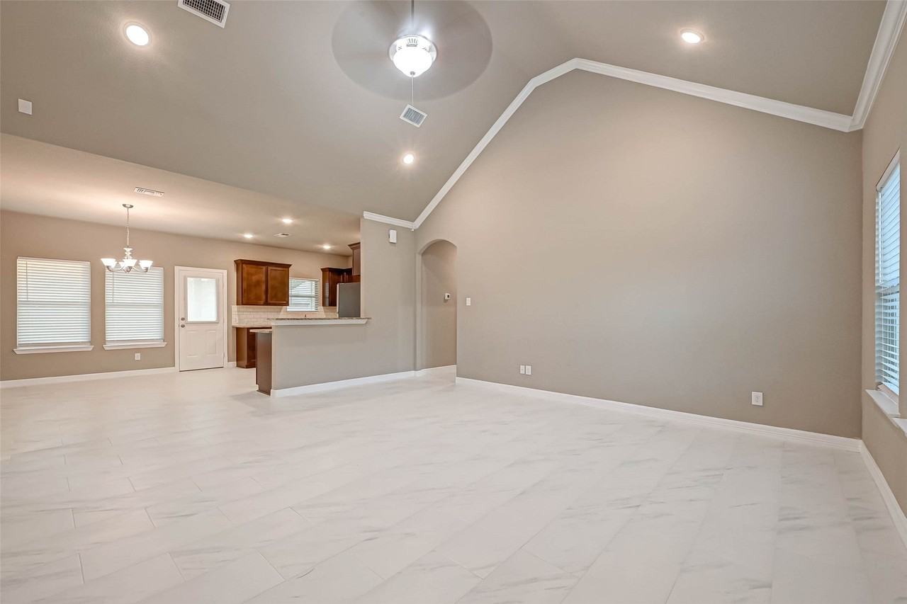 421 N Amherst Dr - Photo 4 of 23