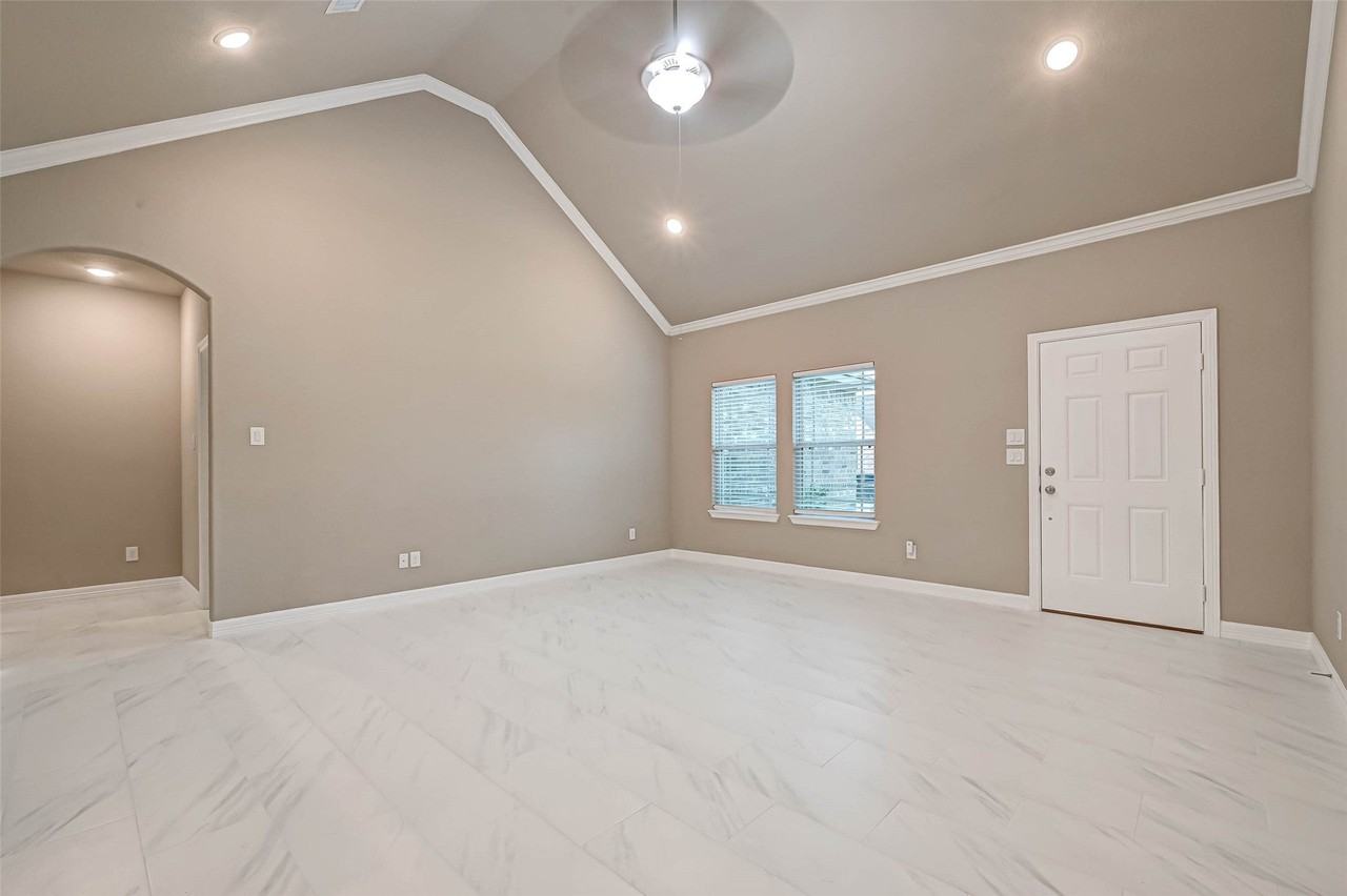 421 N Amherst Dr - Photo 5 of 23