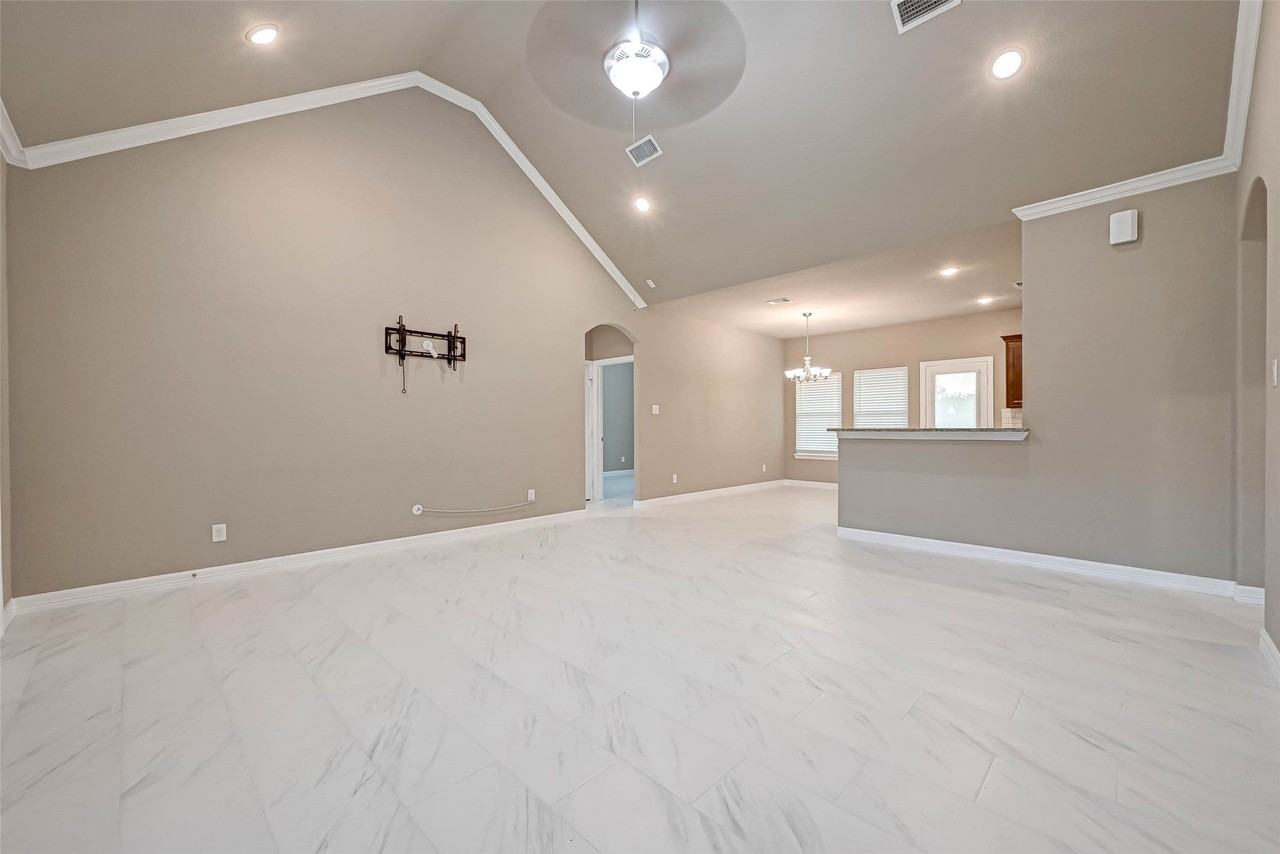 421 N Amherst Dr - Photo 6 of 23