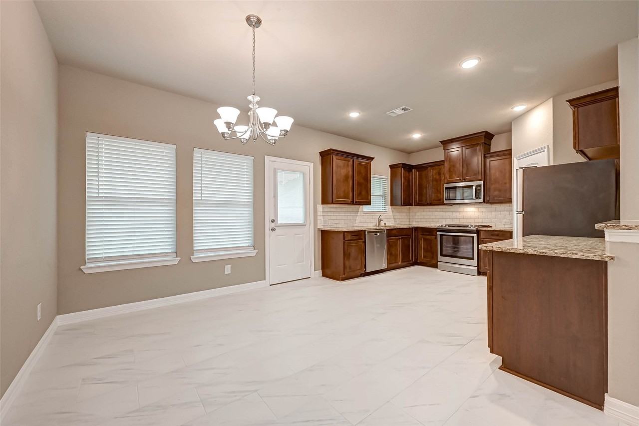 421 N Amherst Dr - Photo 7 of 23