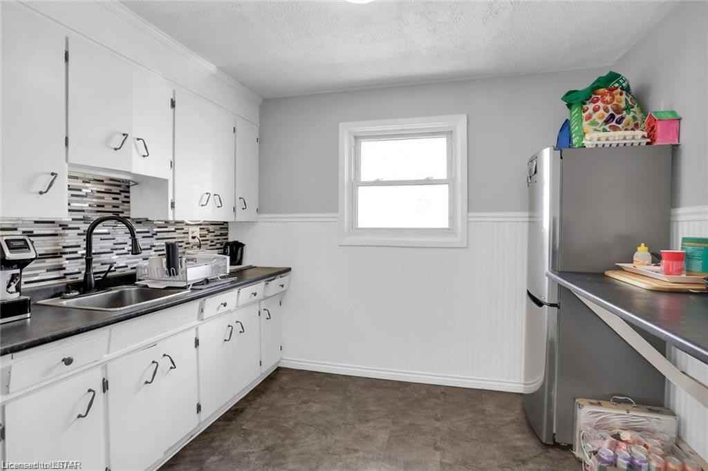 329 Salisbury St - Photo 4 of 10