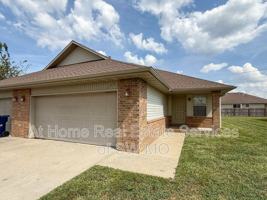 featured image of 1144 N Northwood Ave