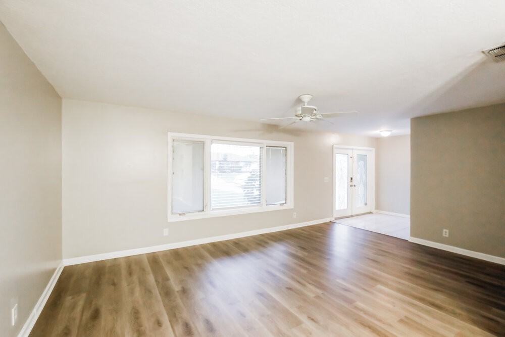 12695 Westport Cir - Photo 3 of 16
