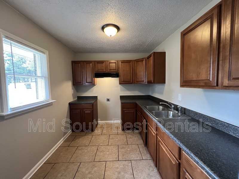 428 W Brooks Rd - Photo 3 of 10