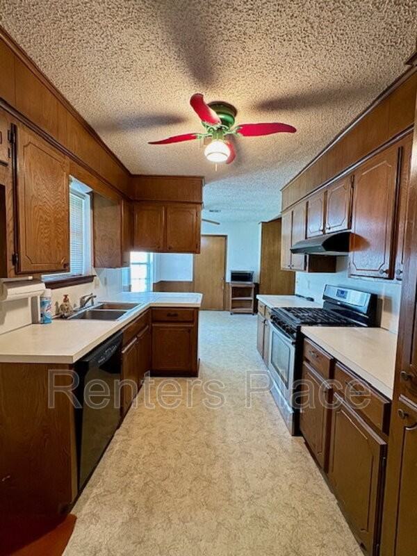 625 Rosewood Ct - Photo 2 of 14