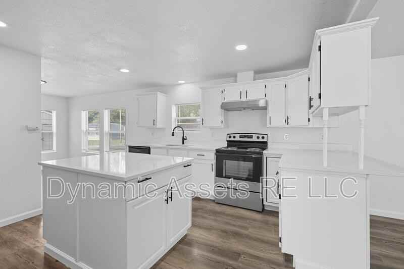 405 Falletti St - Photo 4 of 38