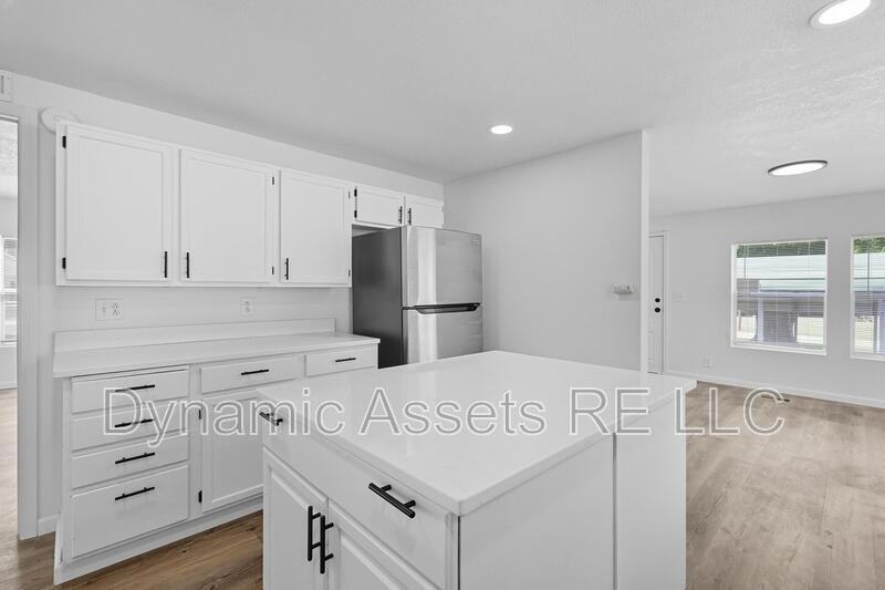 405 Falletti St - Photo 5 of 38