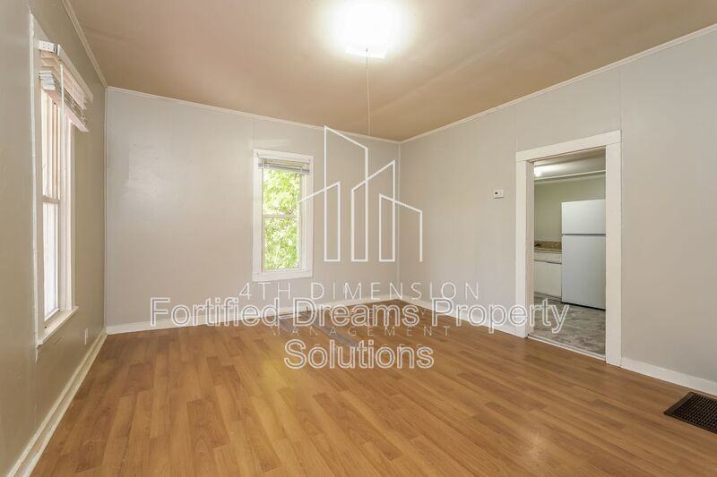 2015 Row St - Photo 4 of 20