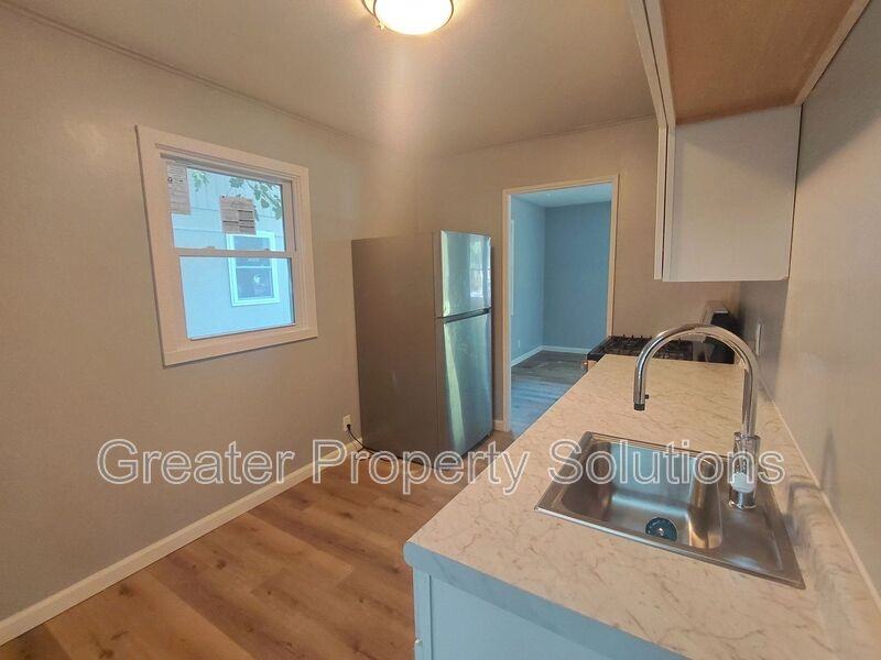 2309 Del Plain Ave - Photo 3 of 7