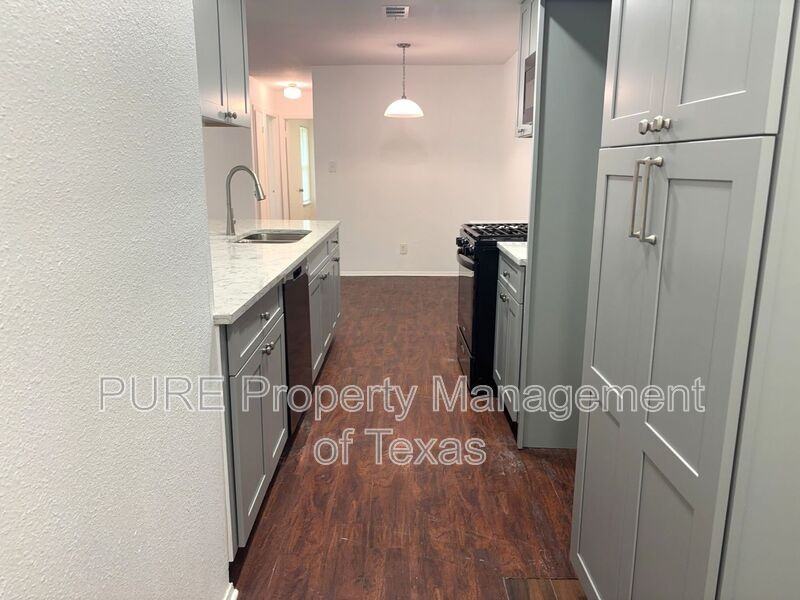 16005 Stoneham Circle - Photo 7 of 19