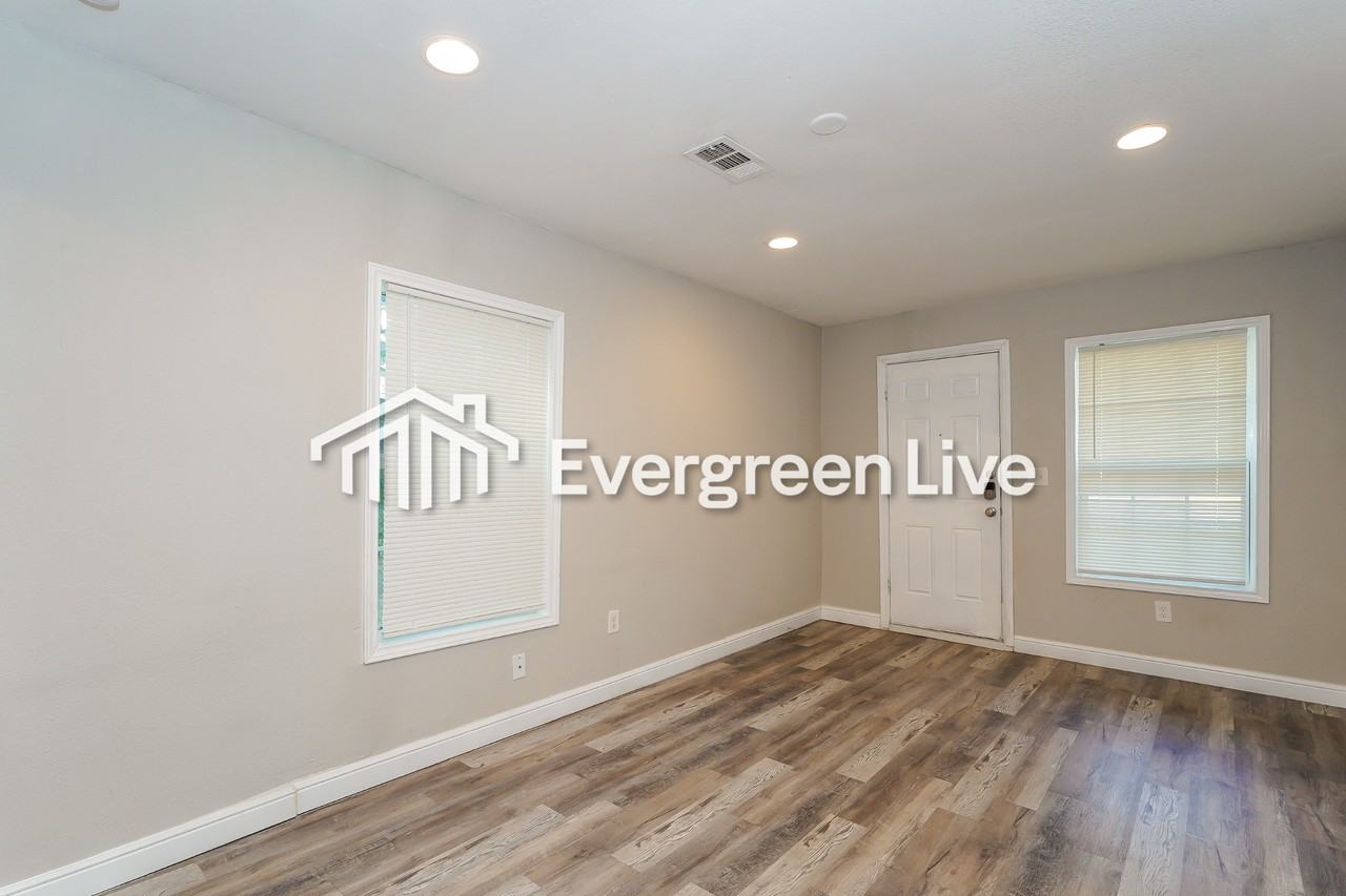 2805 Walker St - Photo 3 of 15